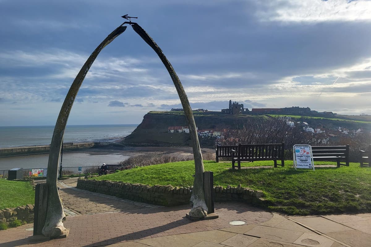 Der berühmte Whitby Whale Bone Arch wird durch eine 70.000 £ teure Replik ...