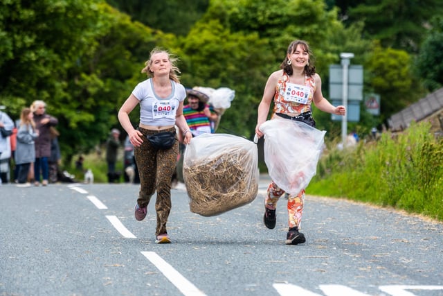 Teams of at least two can share the weight of a bale so long as they make the mandatory stops