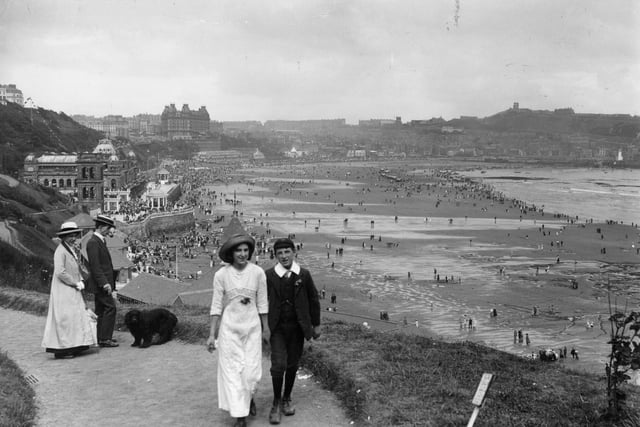 circa 1913:  Couples enjoying a bit of sea air, walking along the cliffs at Scarborough.