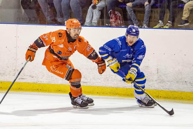 CATCH ME IF YOU CAN: Leeds Knights' Kieran Brown battles with Sheffield Steeldogs' Jonathan Kirk.  Picture: Tony Johnson.
