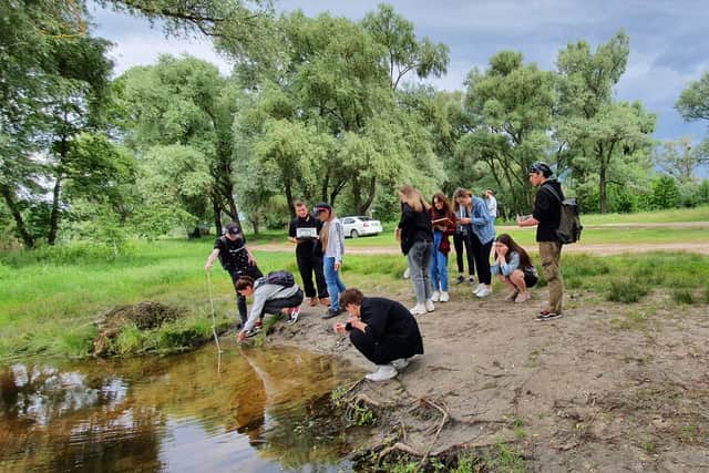 Students do a сhemical analysis of water in the Siverskiy Donets river.