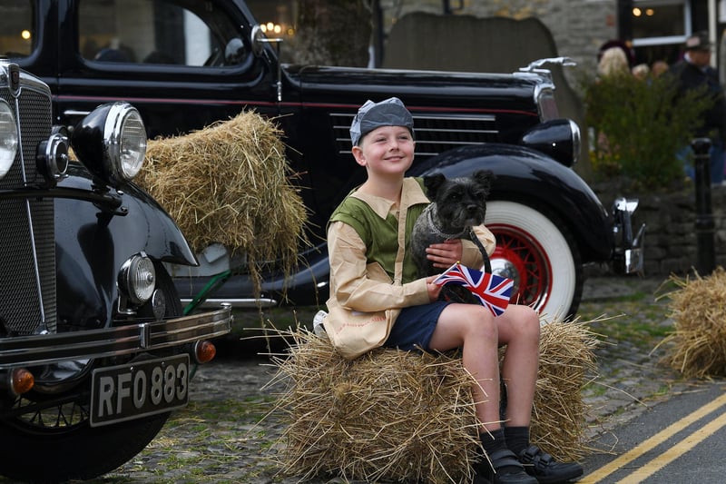 Grassington 1940's weekend.
Pictured seven-year-old Flynn Payne and his dog Bruce.
Photographed for the Yorkshire Post by Jonathan Gawthorpe.
17th September 2023. 