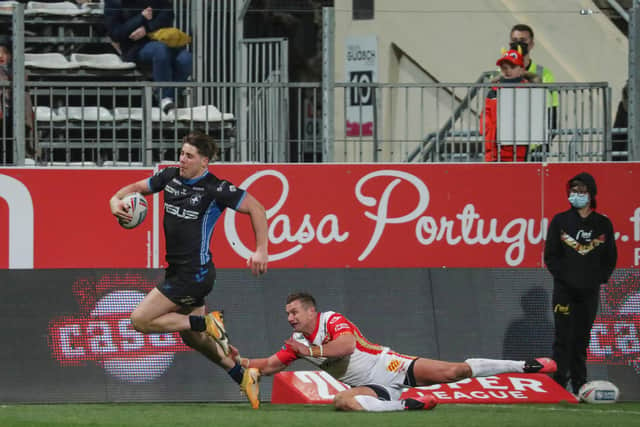 Tom Lineham tries to get away down the right flank against Catalans Dragons. (Photo: Manuel Blondeau/SWpix.com)