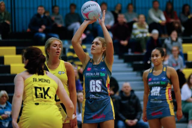 Annie James, centre, of Leeds Rhinos Netball during Manchester Thunder vs Leeds Rhinos Netball pre-season friendly two seasons ago (Picture: Stephen Gaunt/Touchlinepics.com)