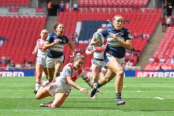 Caitlin Beevers evades St Helens' Phoebe Hook to score a sensatiional try in Leeds' Wembley defeat. Picture by Matthew Merrick/SWpix.com.