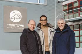 TOFUTOWN managing director Markus Kerres (m.) with Dave Sparrow (l.) and Matthew Glover (r.) from the Vegan Food Group.