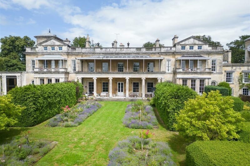 This exceptional and elegant home is of generous yet manageable proportions and comprises of the principal reception rooms of the original mansion.