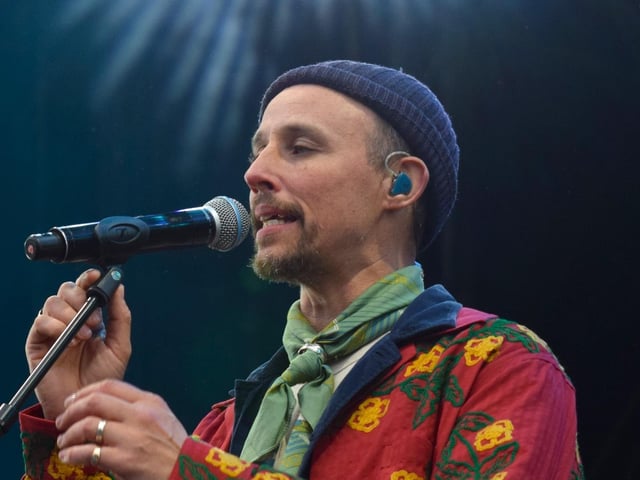 JP Cooper gave a captivating opening performance