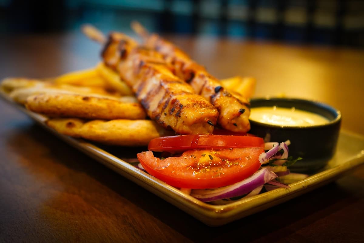 Greko, Beverley: Unser Rezensent besuchte das neue griechische Restaurant ...