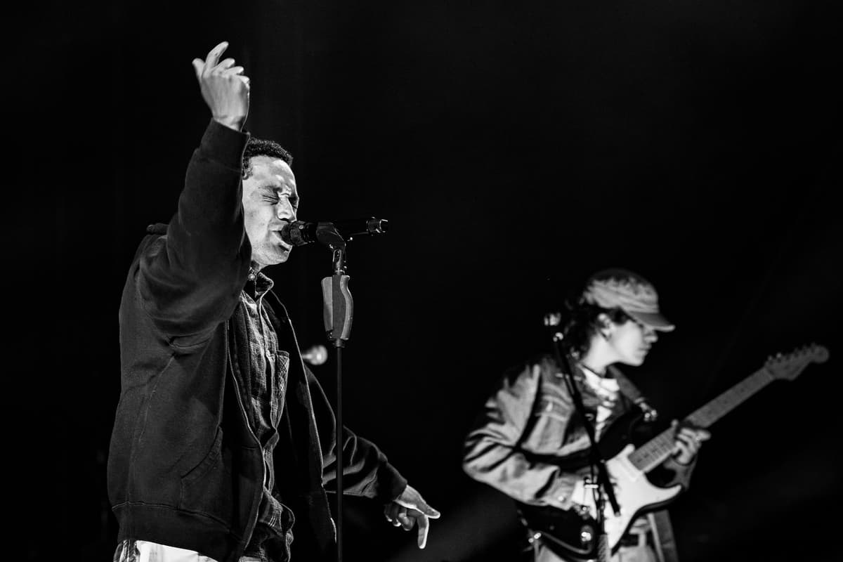 Konzertbericht: Loyle Carner live in der Kirkstall Abbey, Leeds