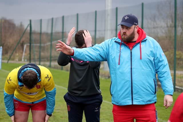 Ben Parker gives instructions to his players. (Photo: Tony Foster/Hull KR)