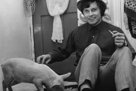Frazer Hines, who plays Jamie in 'Doctor Who', with his pet pig at his home in 1968. (Pic credit: Keystone / Hulton Archive / Getty Images)