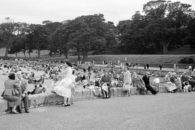 Holiday crowds at Cramond in August 1958.