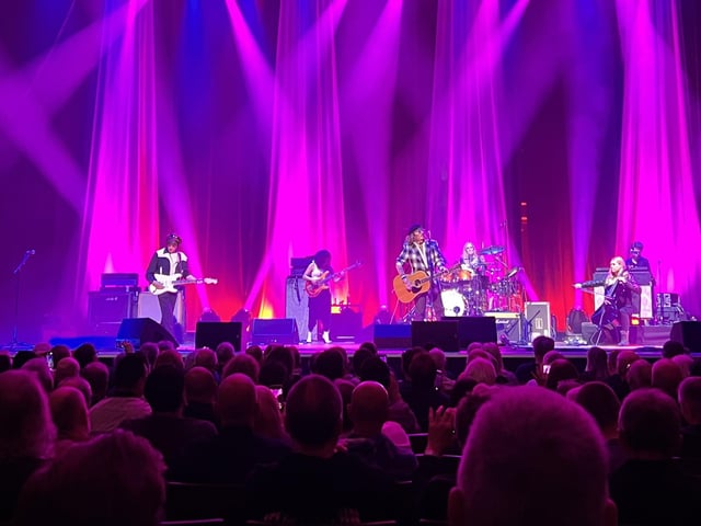 Jeff Beck’s band on tour includes Vinnie Colaiuta on drums, Rhonda Smith on bass, and cellist Vanessa Freebairn-Smith.