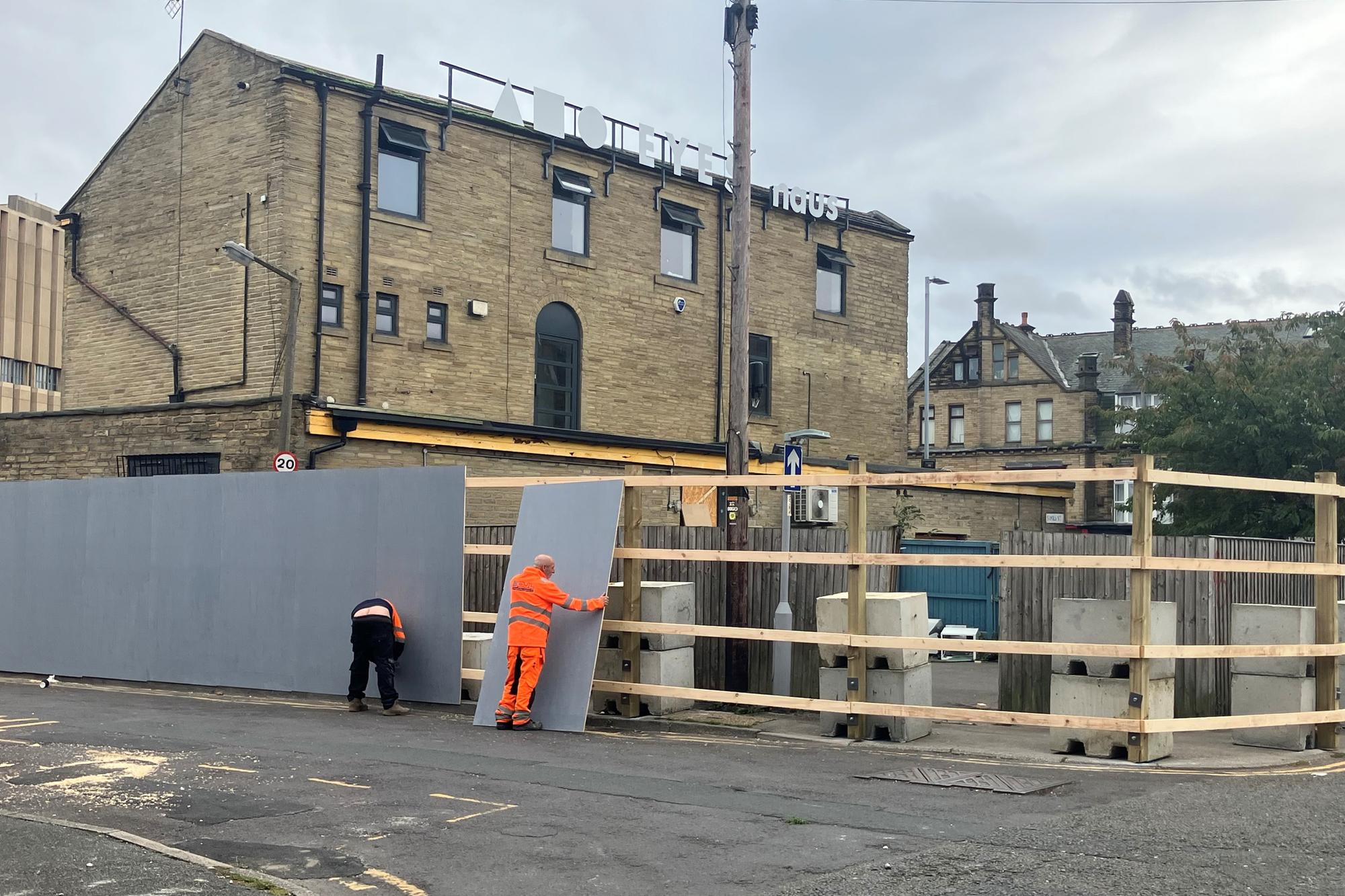 City Village, Bradford: Bauzäune um das Gelände in Yorkshire für eine ...