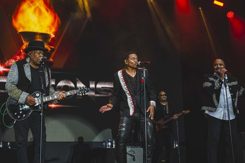 Icons The Jacksons perform.