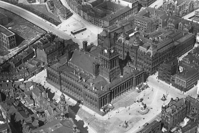 October 1910:  The city of Leeds and the town hall.