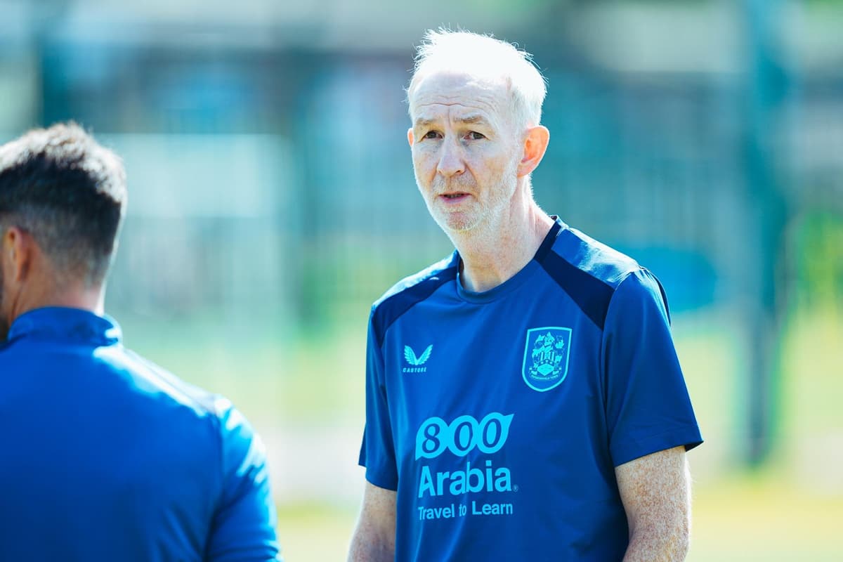 Huddersfield Town stach die Konkurrenz aus und verpflichtete Alan Knill ...
