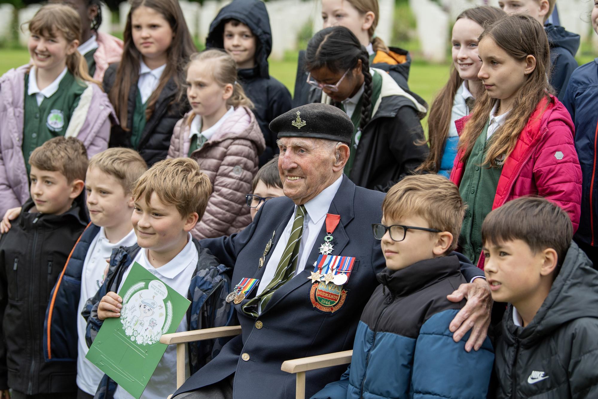 98-year-old D-Day veteran shares memories with schoolchildren ahead of anniversary - Vimarsana News