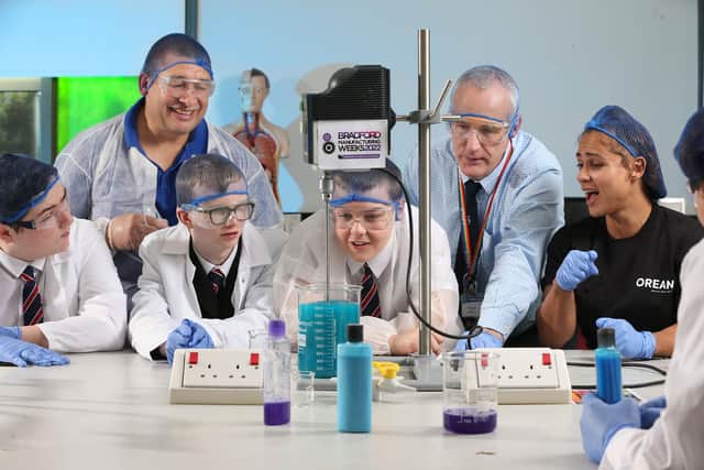 Getting hands on with Orean’s chemistry and manufacturing processes are Oastlers School learners, alongside Orean Departmental Manufacturing Manager Paul
Michael (back left), teacher Chris Davis and Orean Social Responsibility Officer Katy Trewartha
