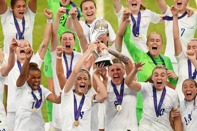 Leah Williamson of England lifts the UEFA Women's EURO 2022 Trophy along with Millie Bright after their side's victory during the UEFA Women's Euro 2022 final match between England and Germany at Wembley Stadium on July 31, 2022 in London, England. (Photo by Michael Regan/Getty Images)