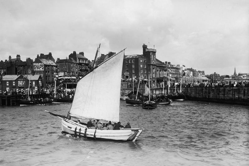 A fishing boat returned to Bridlington Harbour in August 1922.