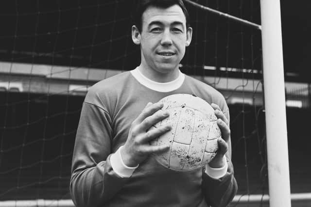 English footballer Gordon Banks (1937 - 2019), goalkeeper for League Division One team Leicester City FC, during the 1962-63 season, UK, 11th April 1963.  (Photo by Evening Standard/Hulton Archive/Getty Images)
