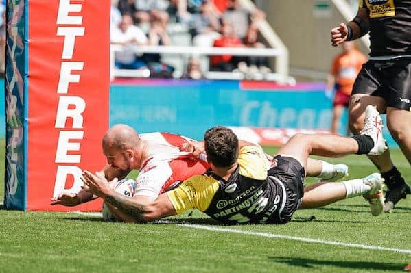 George King's try gave Hull KR a 12-8 lead against Salford, but they couldn't hold on. Picture by Alex Whitehead/SWpix.com.