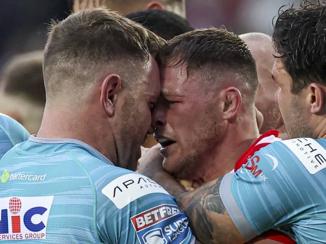There is no love lost between Leeds and St Helens. (Photo: Paul Currie/SWpix.com)