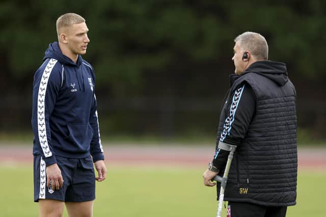 Mikolaj Oledzki chats with Shaun Wane during a training session. (Picture: Paul Currie/SWpix.com)