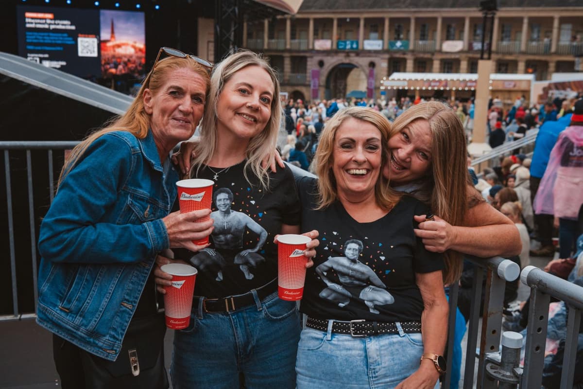 20 brilliant photos as sold-out crowd wowed by music legend Tom Jones in ...