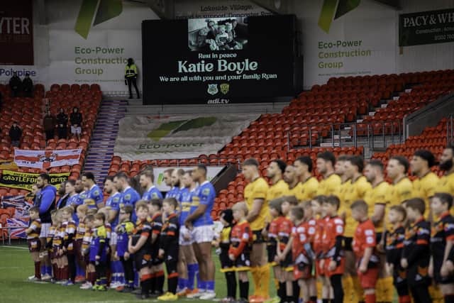 Doncaster and Castleford line up in remembrance of ex-player Ryan Boyle's wife Katie. (Photo: Allan McKenzie/SWpix.com)