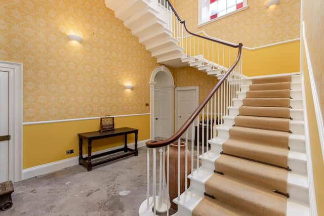 The cantillevered staircase