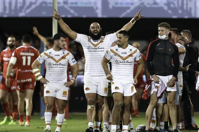 Catalans Dragons celebrate their 2021 play-off victory over Hull KR under the lights. (Manuel Blondeau/SWpix.com)