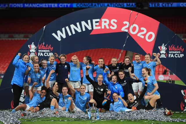 LONDON, ENGLAND - NOVEMBER 01: Manchester City players celebrate with the Vitality Women's FA Cup Trophy following their team's victory in the Vitality Women's FA Cup Final match between Everton Women and Manchester City Women at Wembley Stadium on November 01, 2020 in London, England. Sporting stadiums around the UK remain under strict restrictions due to the Coronavirus Pandemic as Government social distancing laws prohibit fans inside venues resulting in games being played behind closed doors. (Photo by Adam Davy - Pool/Getty Images)