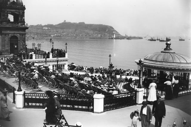 circa 1913:  Holiday crowds listen to the band playing in the bandstand at the Spa, Scarborough, North Yorkshire.  (Photo by Hulton Archive/Getty Images)