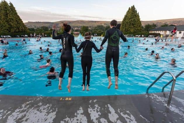 Swimmers jump into the pool in Ilkley Lido. (Pic credit: Lee McLean / SWNS)