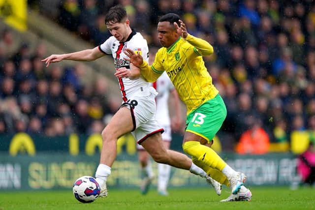 THE DIFFERENCE Sheffield United's James McAtee (left) and Norwich City's Marquinhos battle for the ball at Carrow Road, the Blades winning 1-0.
Picture: Joe Giddens/PA