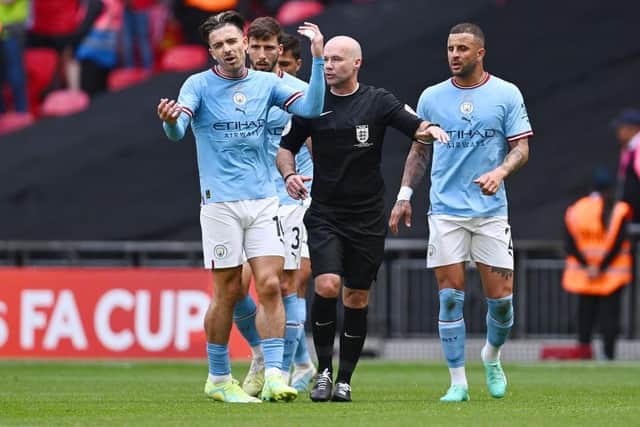 CONTROVERSE: Jack Grealish de Manchester City se plaint après que l'arbitre Paul Tierney lui a infligé un penalty lors de la finale de la FA Cup