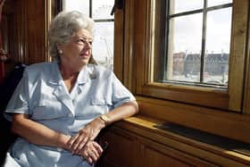 Betty Boothroyd relaxing on a window seat in her sitting room at Speakers House in the House of Commons, 2000. Baroness Betty Boothroyd, the first woman to be Speaker of the House of Commons, died and according to current Speaker Sir Lindsay Hoyle was "one of a kind". Issue date: Monday February 27, 2023.