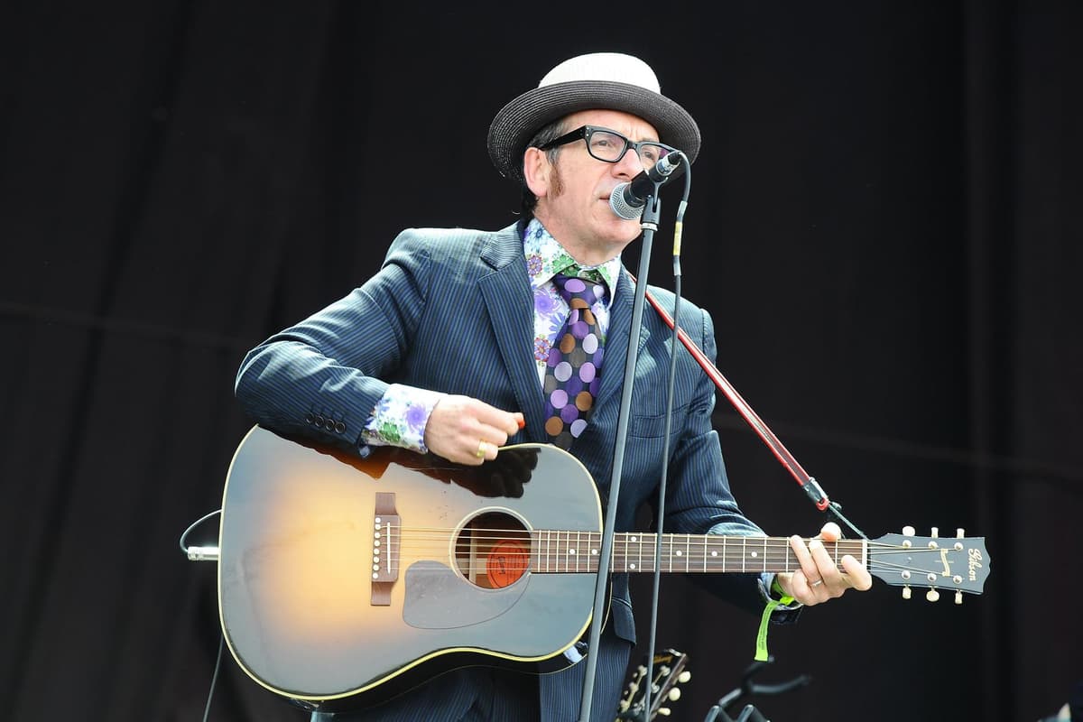 Elvis Costello über Tourneen mit seinen frühen Liedern: „Ich versuche ...
