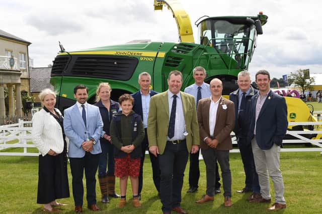 11th July 2023
Great Yorkshire Show 2023
Pictured DEFRA Minister Mark Spencer with Future Farmers
Picture Gerard Binks