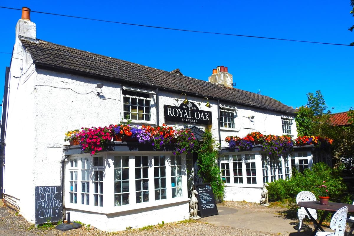 The Royal Oak, Staveley: Der historische Pub in einem Yorkshire-Dorf ...