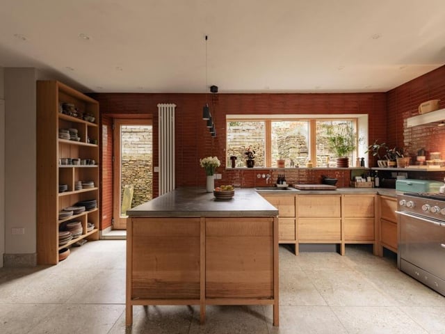 In the kitchen, caramel-glazed tiles by Ca’Pietra pair with poured-concrete worktops and bespoke solid oak cabinetry, creating a warm yet contemporary feel.