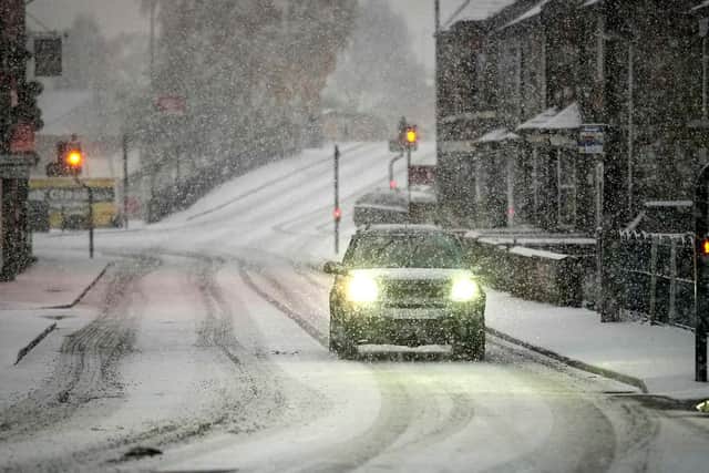 Cars make their way through a snow flurry. (Pic credit: Christopher Furlong / Getty Images)