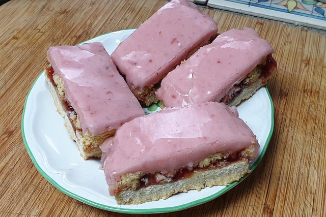Stan Robinson, an SAFC fan from New Zealand, didn't have raspberry jam so made a last minute substitute with plum jam - and it still manages to score major pink slice points.
