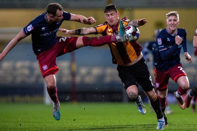 Ben Barclay comes in high on Andy Cook.
Bradford City v Carlisle United.  SkyBet League 2.  University of Bradford Stadium.
Picture by Yorkshire Post Photographer Bruce Rollinson.
21 March 2023.  Picture Bruce Rollinson