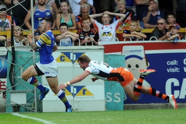 Tom Briscoe sprints past Michael Shenton to score his second try.