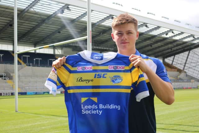 Former Castleford Tigers youngster Callum McLelland has signed for Leeds Rhinos from union side Edinburgh.