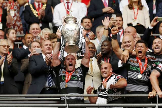 Hull FC's Gareth Ellis lifts the trophy after the Ladbrokes Challenge Cup Final at Wembley Stadium, London. PRESS ASSOCIATION Photo. Picture date: Saturday August 26, 2017. See PA story RUGBYL Final. Photo credit should read: Paul Harding/PA Wire. RESTRICTIONS: Editorial use only. No commercial use. No false commercial association. No video emulation. No manipulation of images.